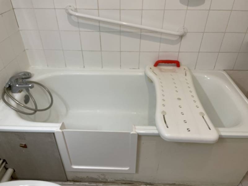 découpe de baignoire avec portillon anti-éclaboussure à Mérignac en Gironde 33700 1