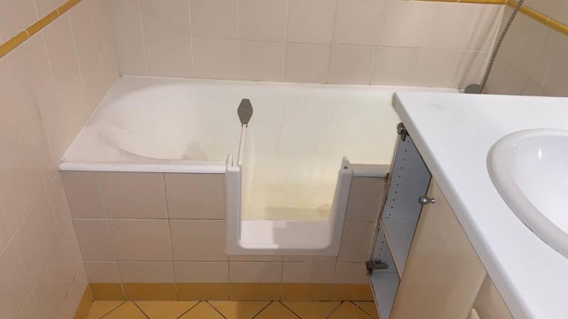 Installation d’une porte étanche sur une baignoire à Bois-Colombes dans les Hauts-de-Seine 92270