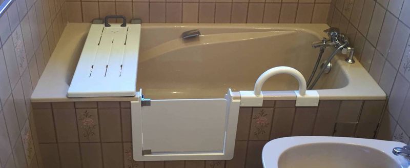 Baignoire avec portillon anti-éclaboussures