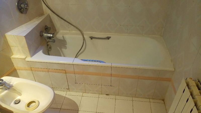 Ouverture latérale de la baignoire avec portillon anti-éclaboussures