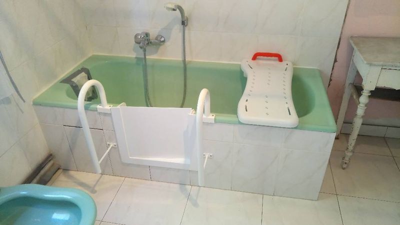 Ouverture latérale de baignoire avec portillon anti-éclaboussures