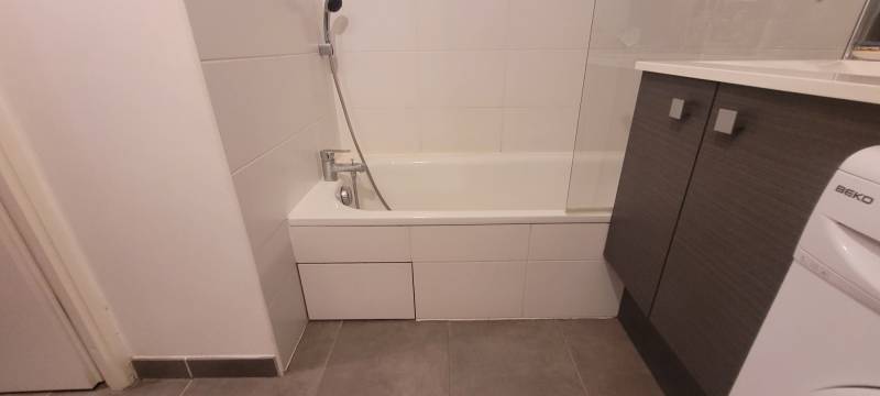 Ouverture de baignoire avec pose d’un portillon anti-éclaboussures et accessoires de sécurité à Marseille 13008