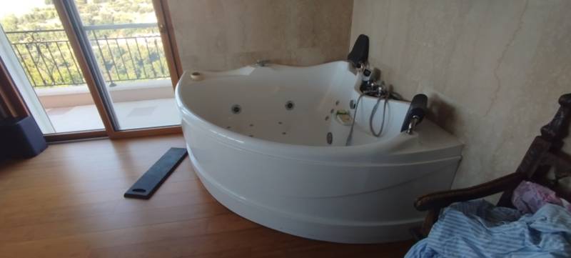 Ouverture de baignoire balnéo/jacuzzi avec porte étanche à Nice 06000