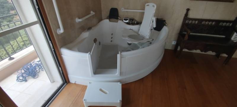 Ouverture de baignoire balnéo/jacuzzi avec porte étanche à Nice 06000