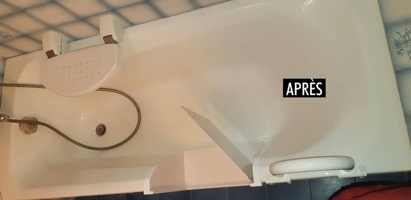 Ouverture de baignoire avec portillon anti éclaboussures