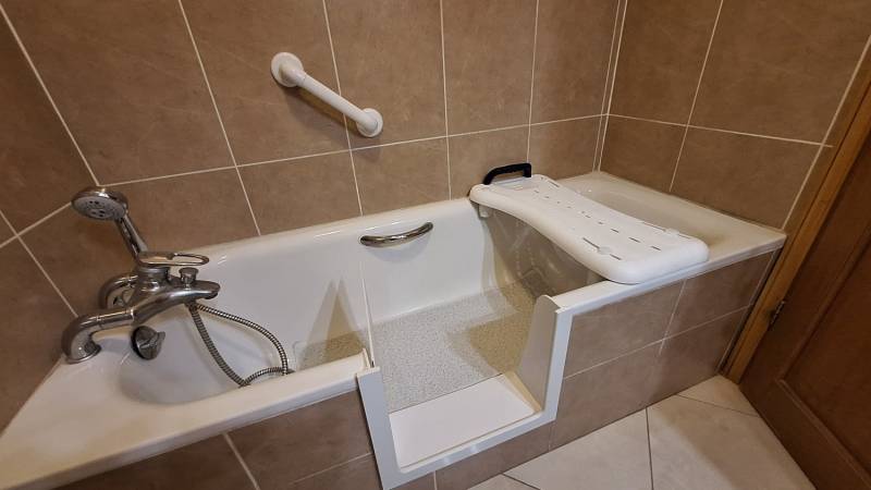 Ouverture de baignoire avec porte anti-éclaboussure et accessoires de confort à Nice (06200)