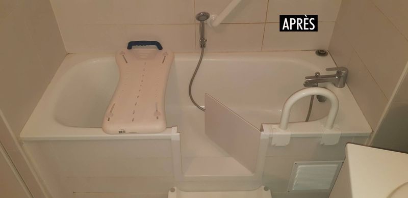 Installation de portillon de baignoire pour seniors et personnes à mobilité réduite.