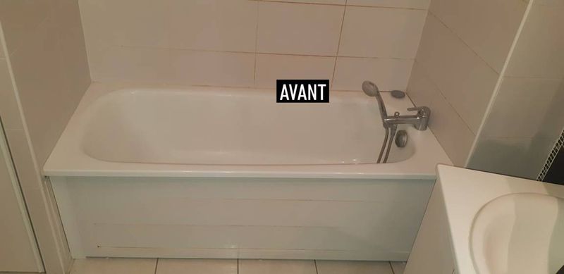 Installation de portillon de baignoire pour seniors et personnes à mobilité réduite.