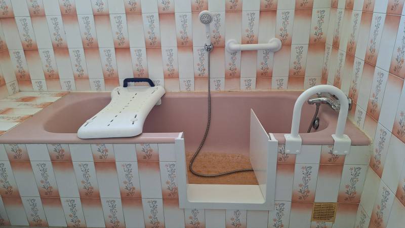Ouverture de baignoire SOLUTION 2 avec accessoires médicalisés à Six-fours les plages 83140