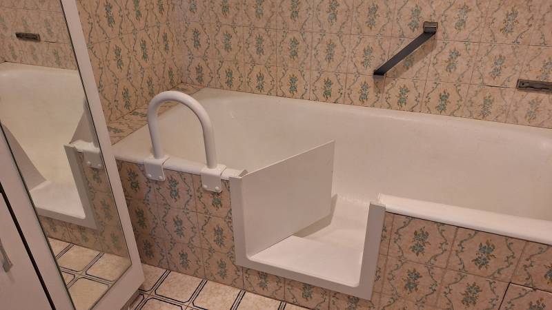 Ouverture de baignoire avec pose d'un portillon anti-eclaboussures à Toulon 83000