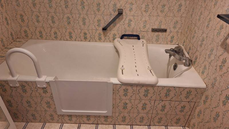Ouverture de baignoire avec pose d'un portillon anti-eclaboussures à Toulon 83000