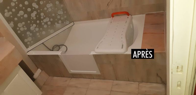 Ouverture de baignoire en fonte avec portillon anti éclaboussures