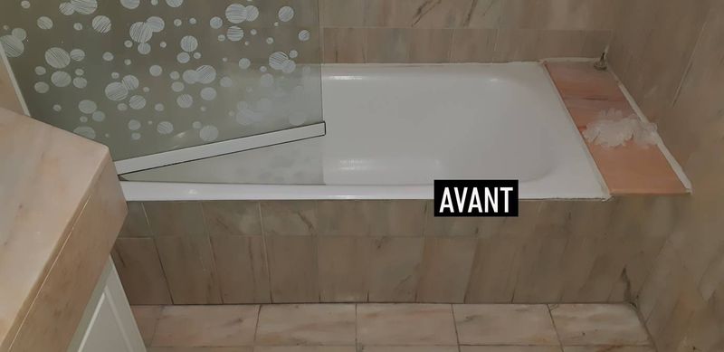 Ouverture de baignoire en fonte avec portillon anti éclaboussures