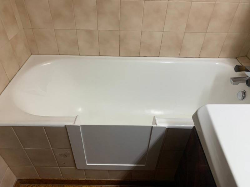 Ouverture latérale de baignoire avec pose d’un portillon sans éclaboussure à Romain en Seine-Saint-Denis 93