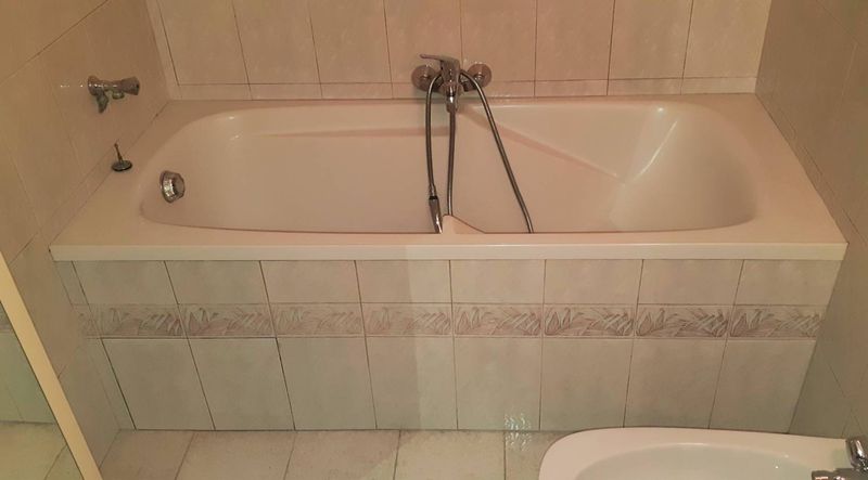 Ouverture de baignoire acrylique avec portillon anti-éclaboussures