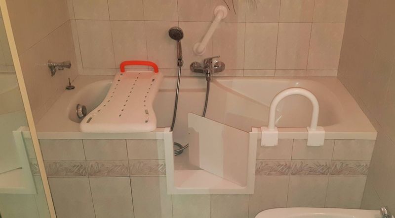 Ouverture de baignoire acrylique avec portillon anti-éclaboussures