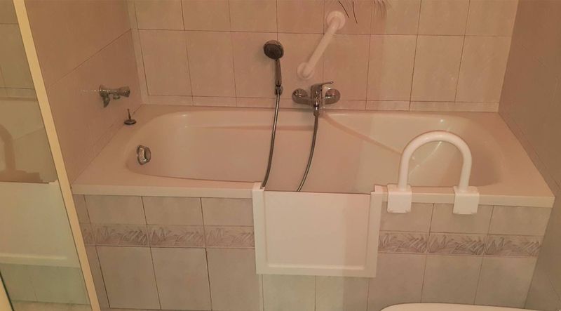 Ouverture de baignoire acrylique avec portillon anti-éclaboussures