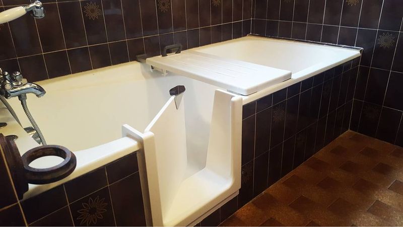 Ouverture de baignoire et pose d'une porte étanche en région PACA
