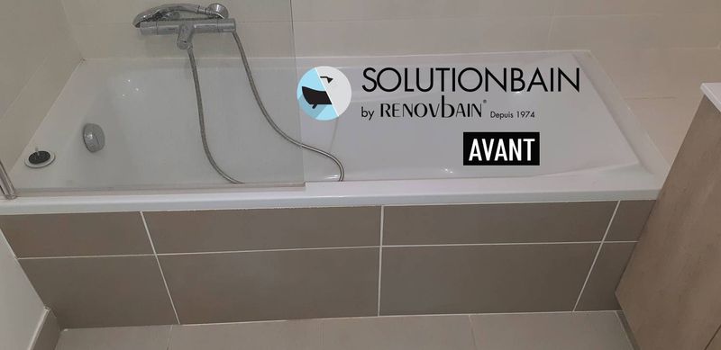 Ouverture latérale de baignoire en acrylique avec l’installation d’une porte étanche et la mise en place d’accessoires PMR au Luc-en-Provence dans le Var en région PACA