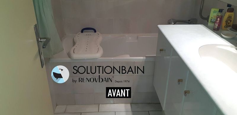Ouverture de baignoire avec l’installation d’un portillon anti-éclaboussure et l’option fond antidérapant à Toulon dans le Var en région PACA