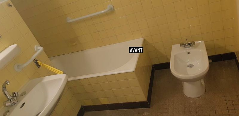 Ouverture latérale d’une baignoire avec installation d’un portillon anti-éclaboussures.