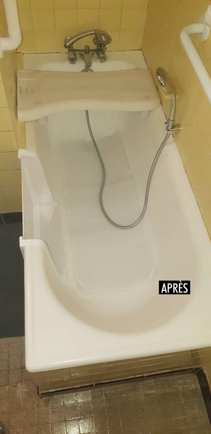 Ouverture latérale d’une baignoire avec installation d’un portillon anti-éclaboussures.