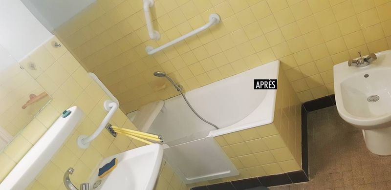 Ouverture latérale d’une baignoire avec installation d’un portillon anti-éclaboussures.