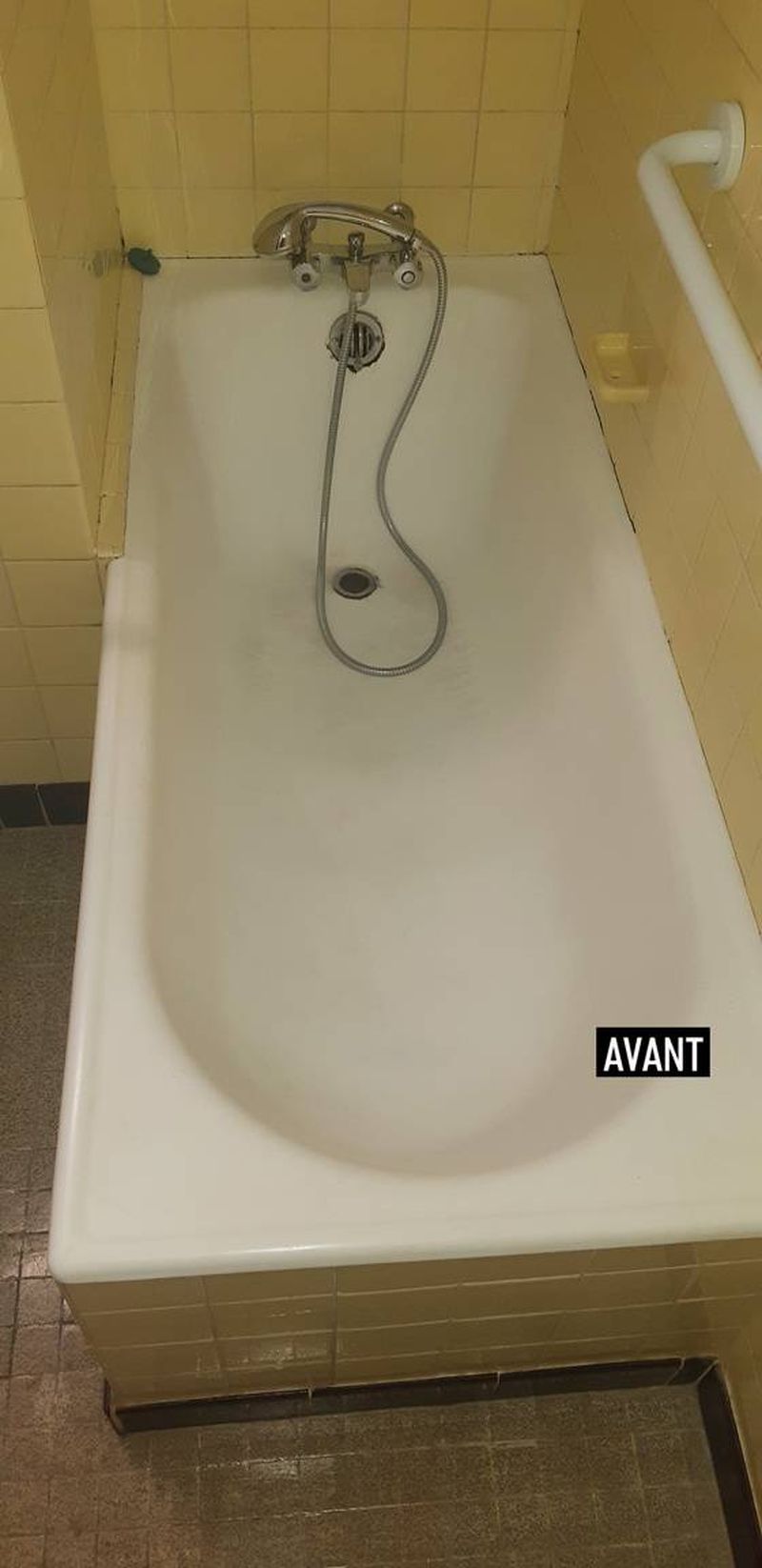 Ouverture latérale d’une baignoire avec installation d’un portillon anti-éclaboussures.